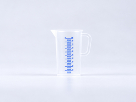 messbecher-kosmetik-abfuellen